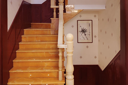伍家岗中式别墅室内汉白玉石楼梯的定制安装装饰效果